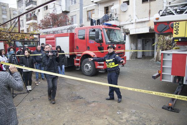Взрыв произошел утром в квартире на третьем этаже дома. Полиция и пожарные оперативно прибыли на место ЧП - Sputnik Грузия