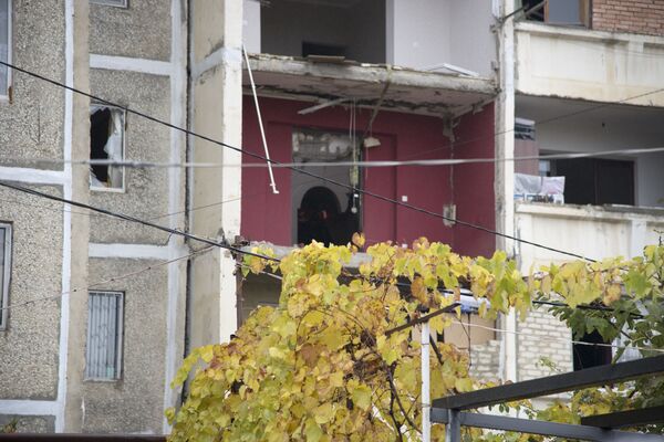 Взрыв оказался настолько сильным, что повреждены были верхняя и нижняя квартиры - Sputnik Грузия