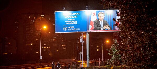 Бидзина Иванишвили на предвыборном плакате, призывающем голосовать за Саломе Зурабишвили - Sputnik Грузия