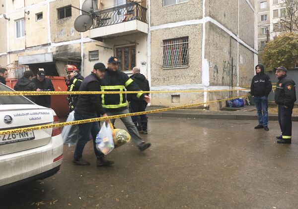 Две смерти и эвакуация - жильцы дома на окраине Тбилиси вывозят вещи Две смерти и эвакуация - жильцы дома на окраине Тбилиси вывозят вещи - Sputnik Грузия