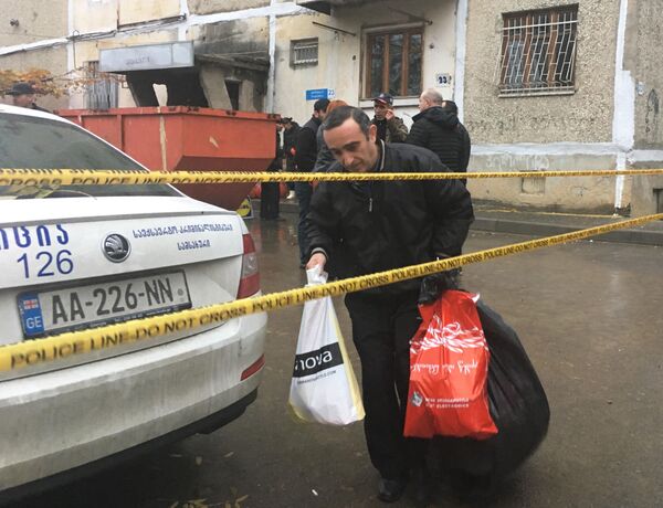 Две смерти и эвакуация - жильцы дома на окраине Тбилиси вывозят вещи Две смерти и эвакуация - жильцы дома на окраине Тбилиси вывозят вещи - Sputnik Грузия