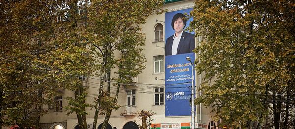 Предвыборный баннер с изображением Ираклия Кобахидзе, призывающий голосовать за Саломе Зурабишвили - Sputnik Грузия
