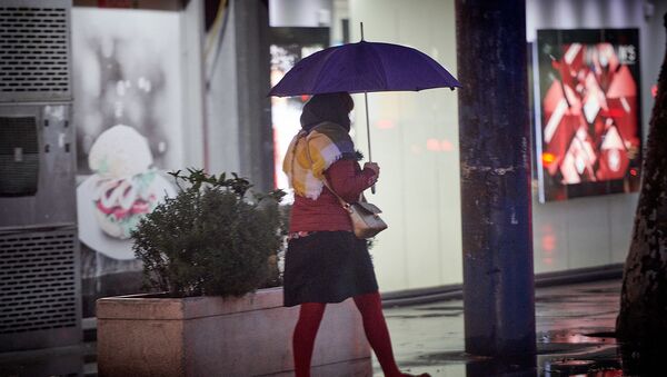 Женщина с зонтом в дождь - Sputnik Грузия