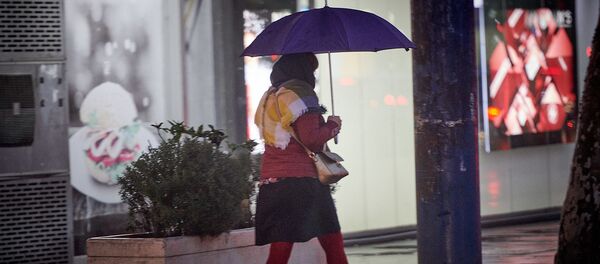 Женщина с зонтом в дождь - Sputnik Грузия