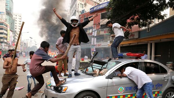 Участники антиправительственной акции протеста в Дакке, Бангладеш - Sputnik Грузия