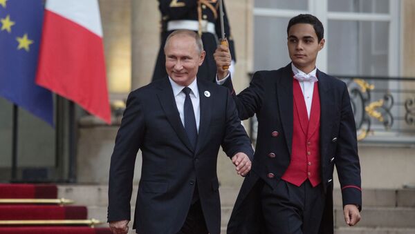 Президент РФ Владимир Путин покидает Елисейский дворец после рабочего завтрака от имени президента Франции Эммануэля Макрона в честь приглашенных глав государств и правительств - Sputnik Грузия