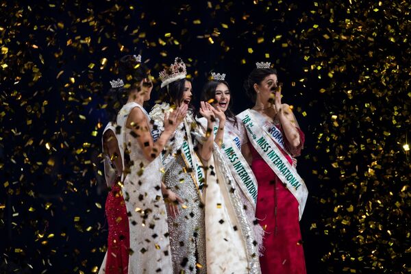 Победительница конкурса красоты Мисс Интернешнл-2018 Мария Кларет Веласко Гарсиа вместе с другими финалистками на сцене - Sputnik Грузия