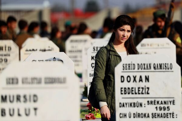 Женщина-боец из Демократических сил Сирии на кладбище во время похорон своего боевого товарища в курдском городе Камышлы - Sputnik Грузия