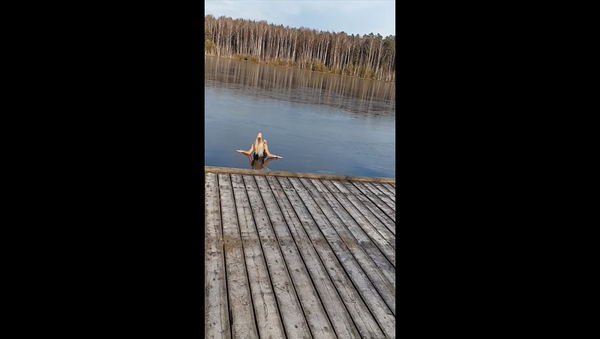 Девушка решила искупаться в озере, но ее прыжок прервал первый лед – угарное видео - Sputnik Грузия