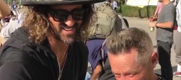 Один из ведущих стилистов Голливуда бесплатно делает прически бездомным - Sputnik Грузия