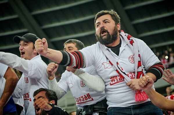 Вместе с футболистами радовались болельщики на стадионе и вся страна - Sputnik Грузия