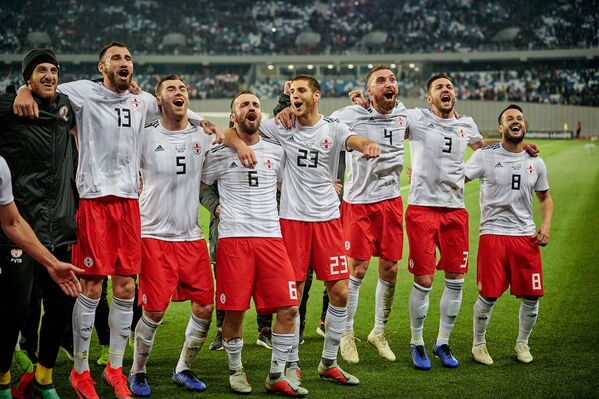 Подопечные Владимира Вайсса - безоговорочные лидеры первой группы в Лиге D. На фото - грузинские футболисты радуются победе - Sputnik Грузия