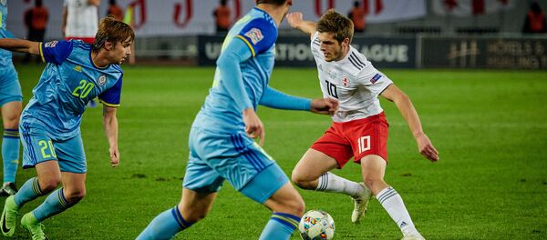 Матч между сборными Грузии и Казахстана по футболу в рамках Лиги наций УЕФА - Георгий Чакветадзе в атаке - Sputnik Грузия