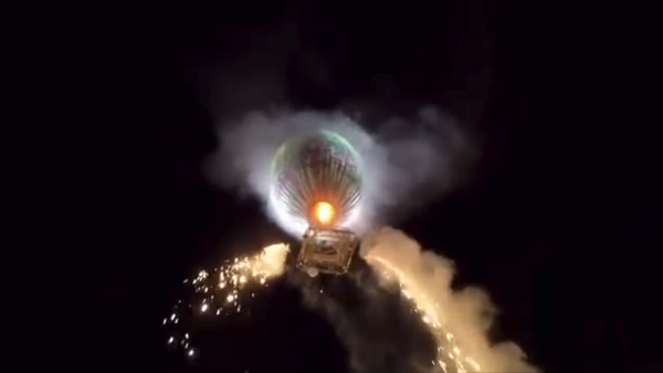 В Мьянме воздушный шар с фейерверками упал на гостей фестиваля и взорвался – видео - Sputnik Грузия
