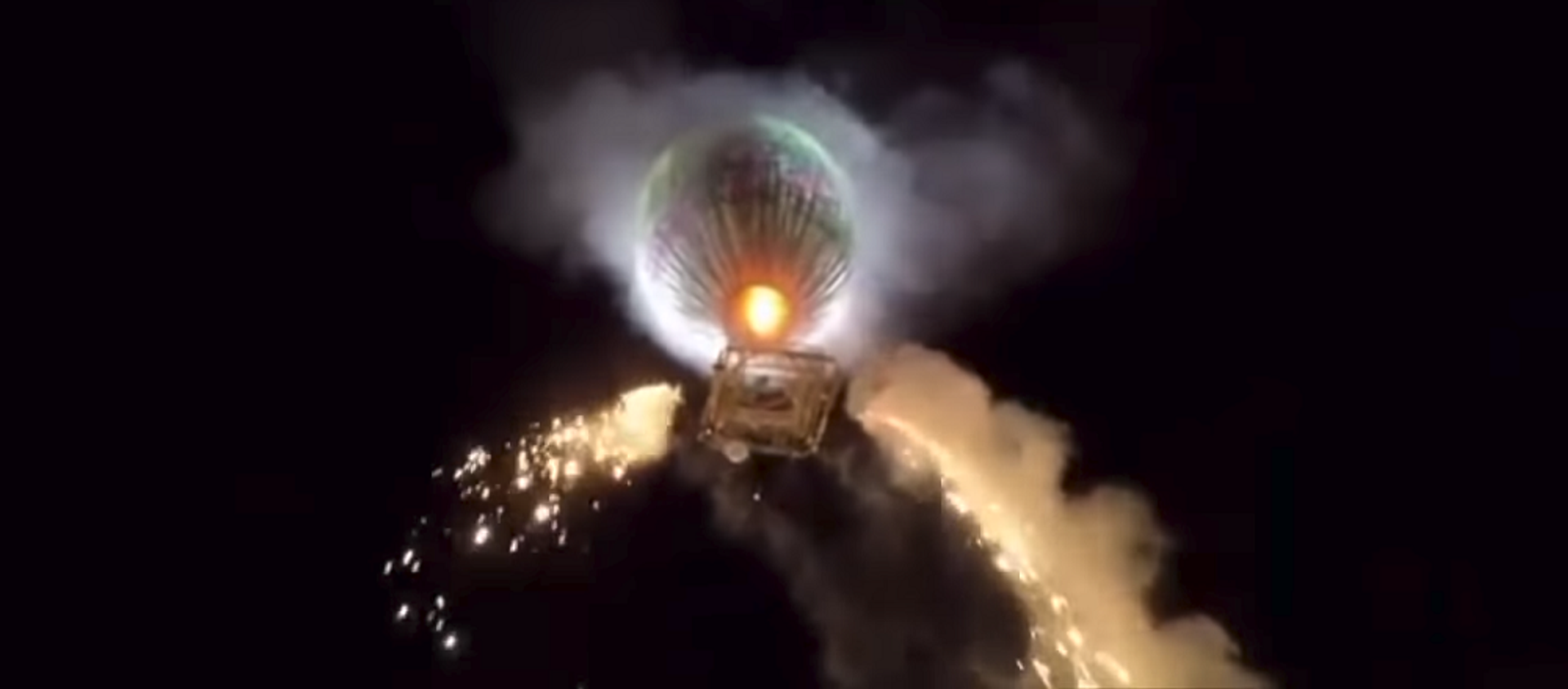 В Мьянме воздушный шар с фейерверками упал на гостей фестиваля и взорвался – видео - Sputnik Грузия, 1920, 20.11.2018