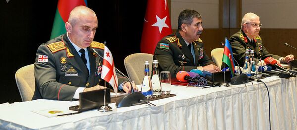 Министр обороны Азербайджана генерал-полковник Закир Гасанов, начальник Генштаба Турции генерал армии Яшар Гюлер и начальник Генштаба Вооруженных сил Грузии генерал-майор Владимир Чачибая - Sputnik Грузия