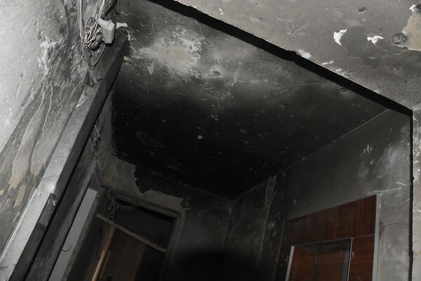 Квартира, в которой находились обвиняемые в терроризме, почти полностью сгорела. Горели и соседние квартиры - Sputnik Грузия