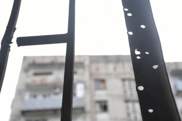 Жители улицы Монаха Габриела Салоси в Тбилиси даже представить себе не могли, что однажды станут героями боевика, но не голливудского, а настоящего - со спецназом, террористами и перестрелкой - Sputnik Грузия