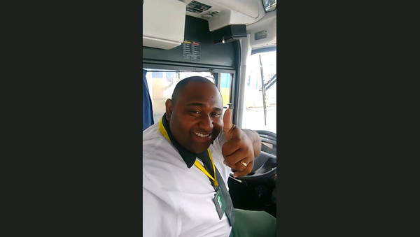 Водитель автобуса решил снять селфи во время езды – видео с неожиданным финалом - Sputnik Грузия