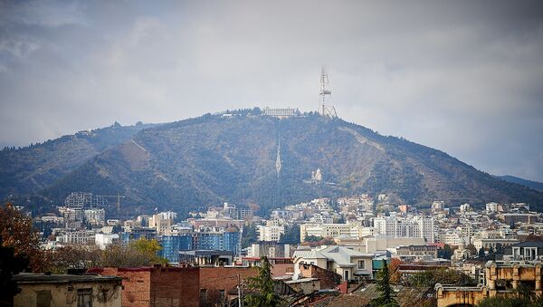 Вид на город Тбилиси со смотровой площадки у храма Самеба - Sputnik Грузия