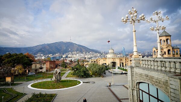 Вид на город Тбилиси со смотровой площадки у храма Самеба - Sputnik Грузия