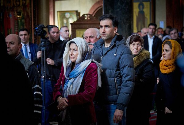 На праздничном богослужении в соборе Самеба присутствовала кандидат в президенты Грузии Саломе Зурабишвили, которую поддерживает правящая партия Грузинская мечта. Кандидат пришла в храм со своим сыном - Sputnik Грузия