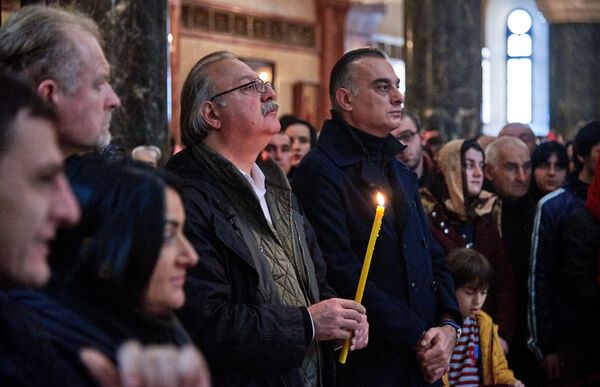 Там же, в храме Святой Троицы - Самеба, присутствовал оппозиционный кандидат в президенты Григол Вашадзе с группой своих политических сторонников - Sputnik Грузия