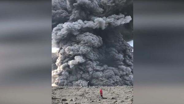 Страшное извержение: кадры проснувшегося на Курилах вулкана Эбеко - Sputnik Грузия