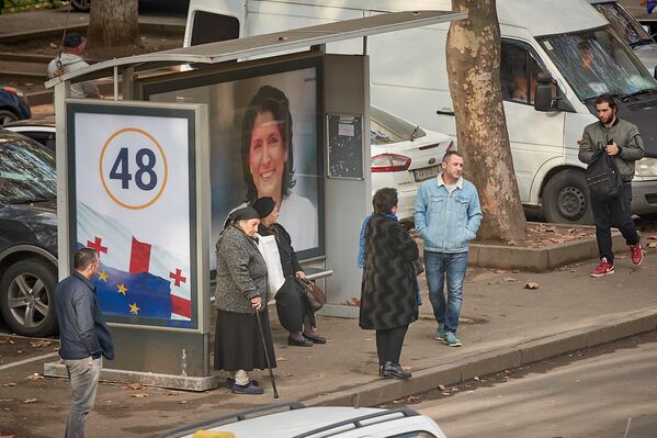 Битва за голоса избирателей развернулась и на автобусных остановках в Тбилиси, на значительной части которых появилась предвыборная реклама Саломе Зурабишвили - Sputnik Грузия
