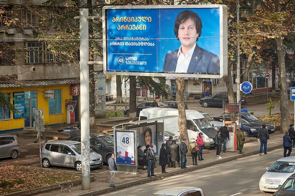Со всех сторон на горожан смотрят портреты политиков. Каким будет выбор жителей Грузии, покажет голосование 28 ноября - Sputnik Грузия