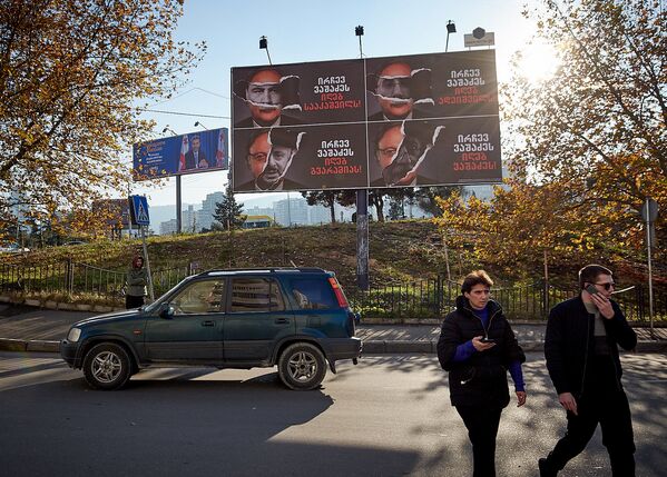 Бывает и так, что антиреклама Вашадзе соседствует с баннером в поддержку Саломе Зурабишвили - Sputnik Грузия