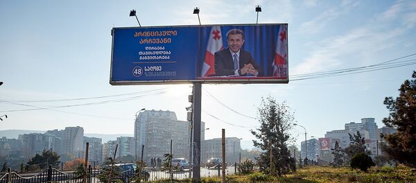 საპრეზიდენტო არჩევნების მეორე ტურამდე მმართველმა გუნდმა თბილისსა და სხვა ქალაქებში, ასევე ავტოტრასებზე მრავალი ბანერი გამოაკრა. მათზე გამოსახული არიან პარტიული ლიდერები, რომლებიც დამოუკიდებელი კანდიდატი სალომე ზურაბიშვილისათვის ხმის მიცემისკენ მოუწოდებენ საპრეზიდენტო არჩევნების მეორე ტურამდე მმართველმა გუნდმა თბილისსა და სხვა ქალაქებში, ასევე ავტოტრასებზე მრავალი ბანერი გამოაკრა. მათზე გამოსახული არიან პარტიული ლიდერები, რომლებიც დამოუკიდებელი კანდიდატი სალომე ზურაბიშვილისათვის ხმის მიცემისკენ მოუწოდებენ - Sputnik საქართველო