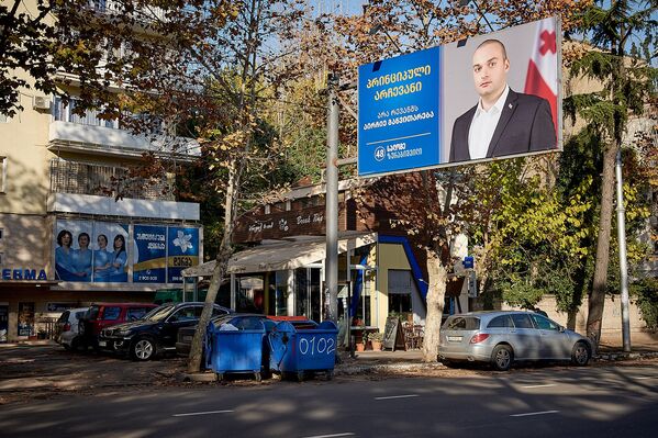 Здесь на баннере в поддержку Саломе Зурабишвили изображен премьер-министр Грузии Мамука Бахтадзе - Sputnik Грузия