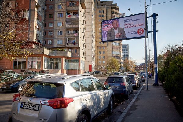 Ко второму туру выборов на улицах появились баннеры и Григола Вашадзе. К первому туру его партия ограничилась расклейкой небольших плакатов по Тбилиси и в других городах и населенных пунктах - Sputnik Грузия