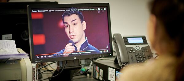 Девушка смотрит на мониторе шоу Голос - Sputnik Грузия