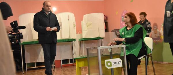 Мамука Бахтадзе на одном из избирательных участков Мамука Бахтадзе на одном из избирательных участков - Sputnik Грузия