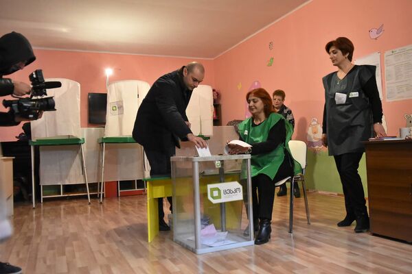 За перемены, Против лжи - идейные противники проголосовали на выборах в Грузии - Sputnik Грузия