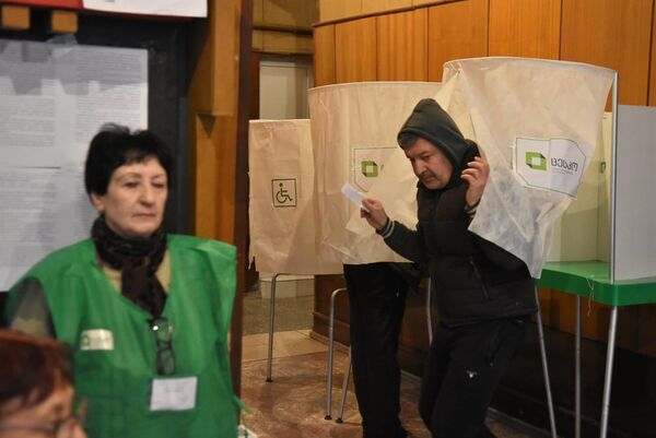 Закроются избирательные участки в Грузии ровно в 20:00, и начнется подсчет голосов

 - Sputnik Грузия