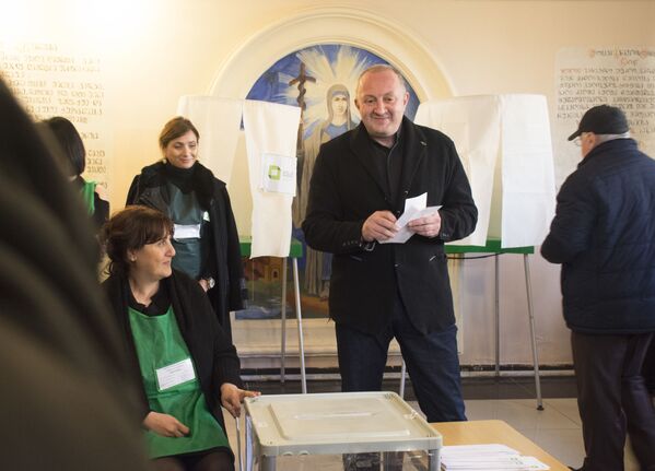 На одном из избирательных участков проголосовал действующий президент Грузии Георгий Маргвелашвили - Sputnik Грузия