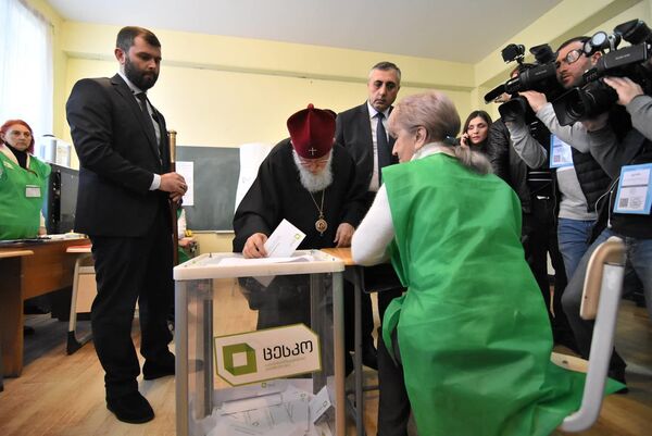 Свой голос на выборах отдал Патриарх Грузии Илья ll - Sputnik Грузия