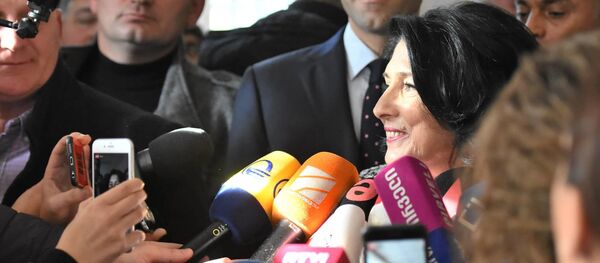 Саломе Зурабишвили пришла голосовать на одном из избирательных участков Саломе Зурабишвили пришла голосовать на одном из избирательных участков - Sputnik Грузия