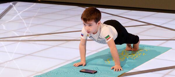 Попытка установления рекорда по отжиманию пятилетним мальчиком из Чечни - Sputnik Грузия