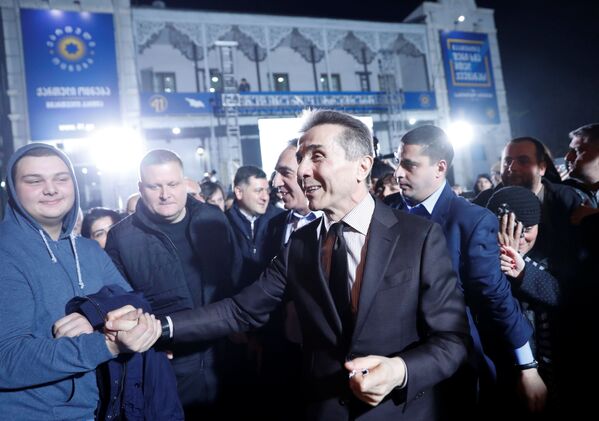 Там же находился основатель партии Грузинская мечта, бывший премьер-министр Бидзина Иванишвили, который принимал поздравления от своих сторонников - Sputnik Грузия