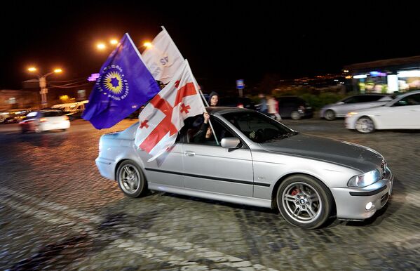После оглашения данных экзитполов и первых итогов голосования, до поздней ночи сторонники Грузинской мечты и Саломе Зурабишвили, радостно сигналя, разъезжали по улицам Тбилиси с флагами - Sputnik Грузия
