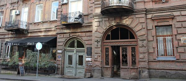 На первом этаже дома уютное кафе - Sputnik Грузия