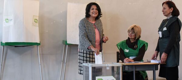 Саломе Зурабишвили принимает участие в голосовании - Sputnik Грузия