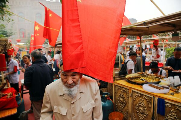 Люди на рынке в Кашгаре, Синьцзян-Уйгурский автономный район, Китай - Sputnik Грузия
