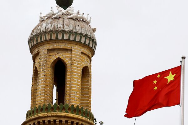 Китайский флаг на башне в Кашгаре, Синьцзян-Уйгурский автономный район, Китай - Sputnik Грузия