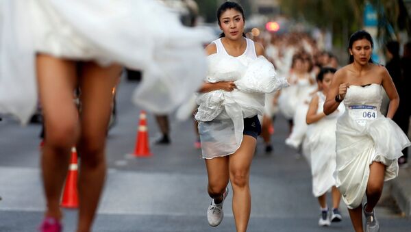 Подвенечное платье и кроссовки - это именно та одежда, в которой девушки должны были пробежать три километра - Sputnik Грузия