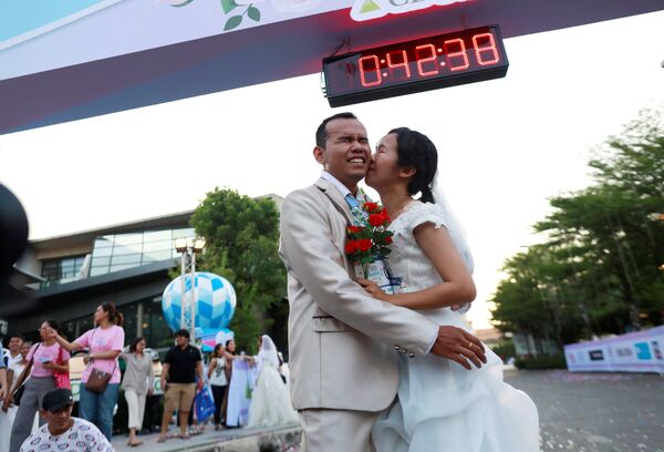 Забег невест - это хорошая возможность сыграть пышную свадьбу своей мечты в случае победы в соревновании - Sputnik Грузия